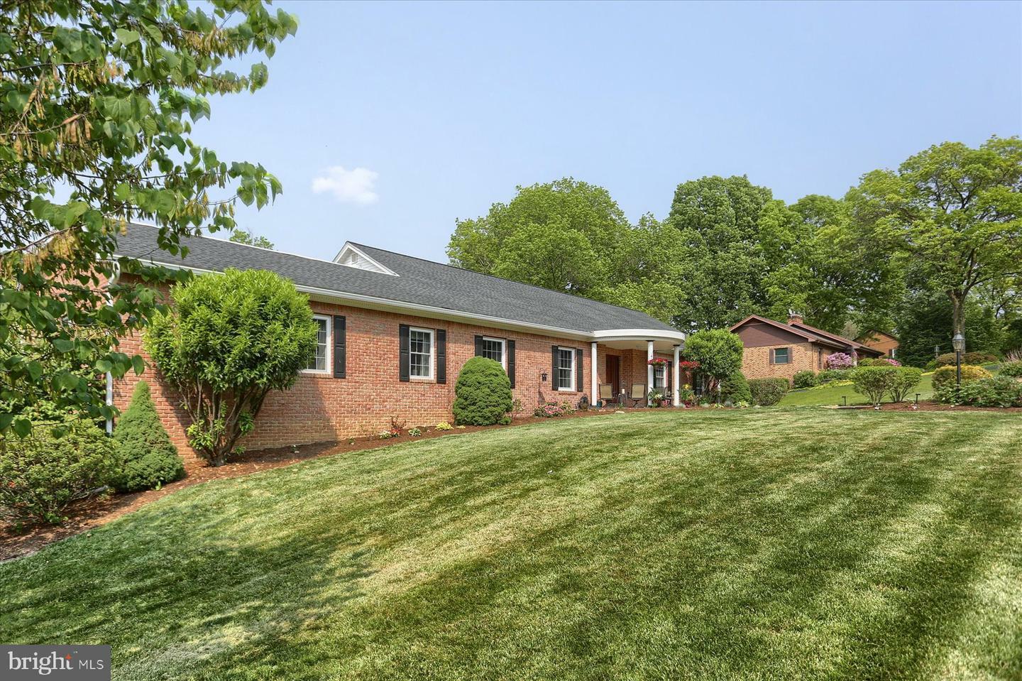 Property Photo:  1113 Colonial Road  PA 17603 