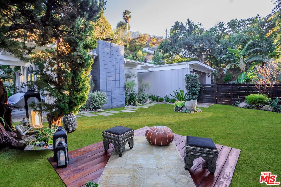 Property Photo: 2166 Sunset Crest Dr CA 90046