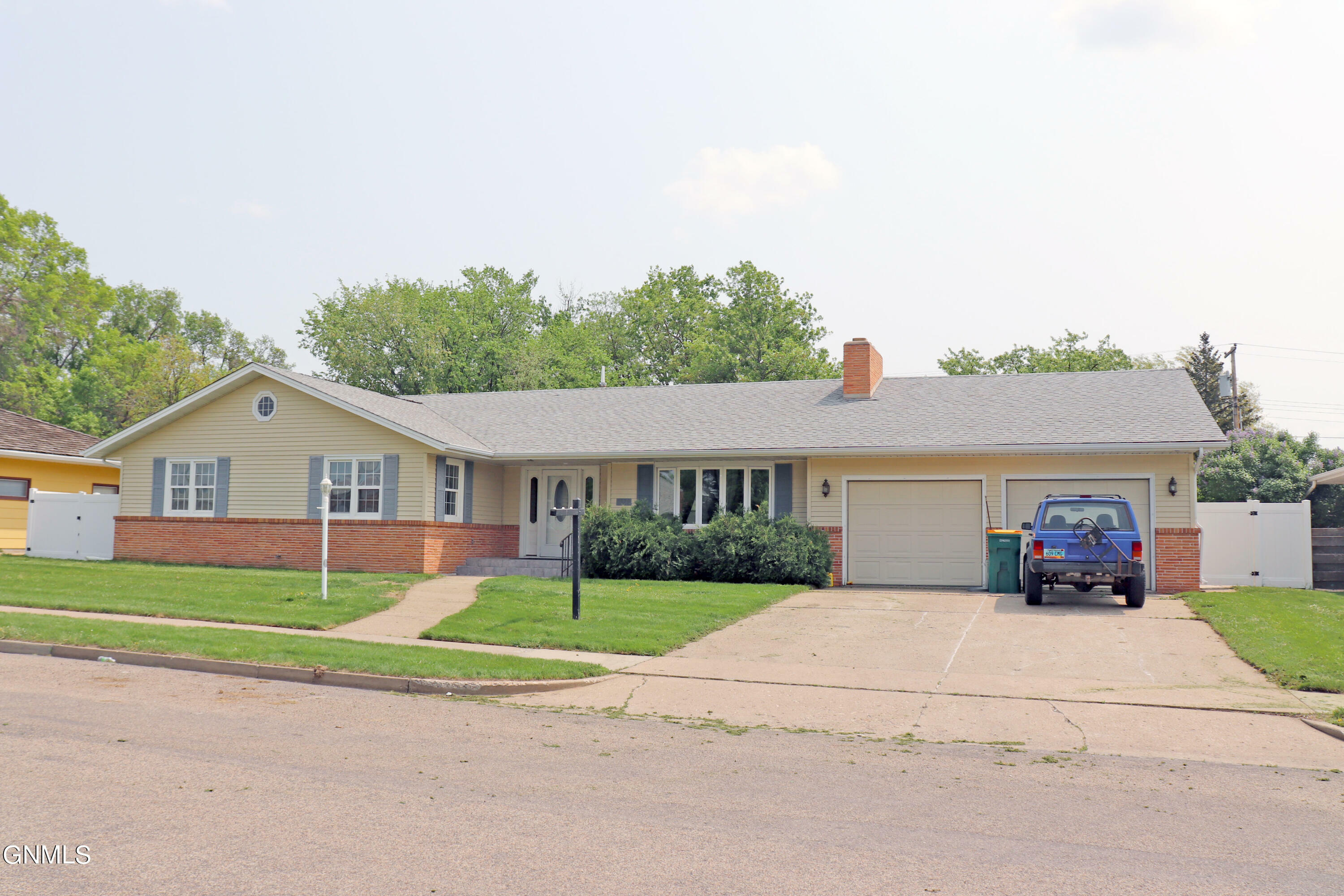 Property Photo:  1929 Catherine Drive  ND 58501 