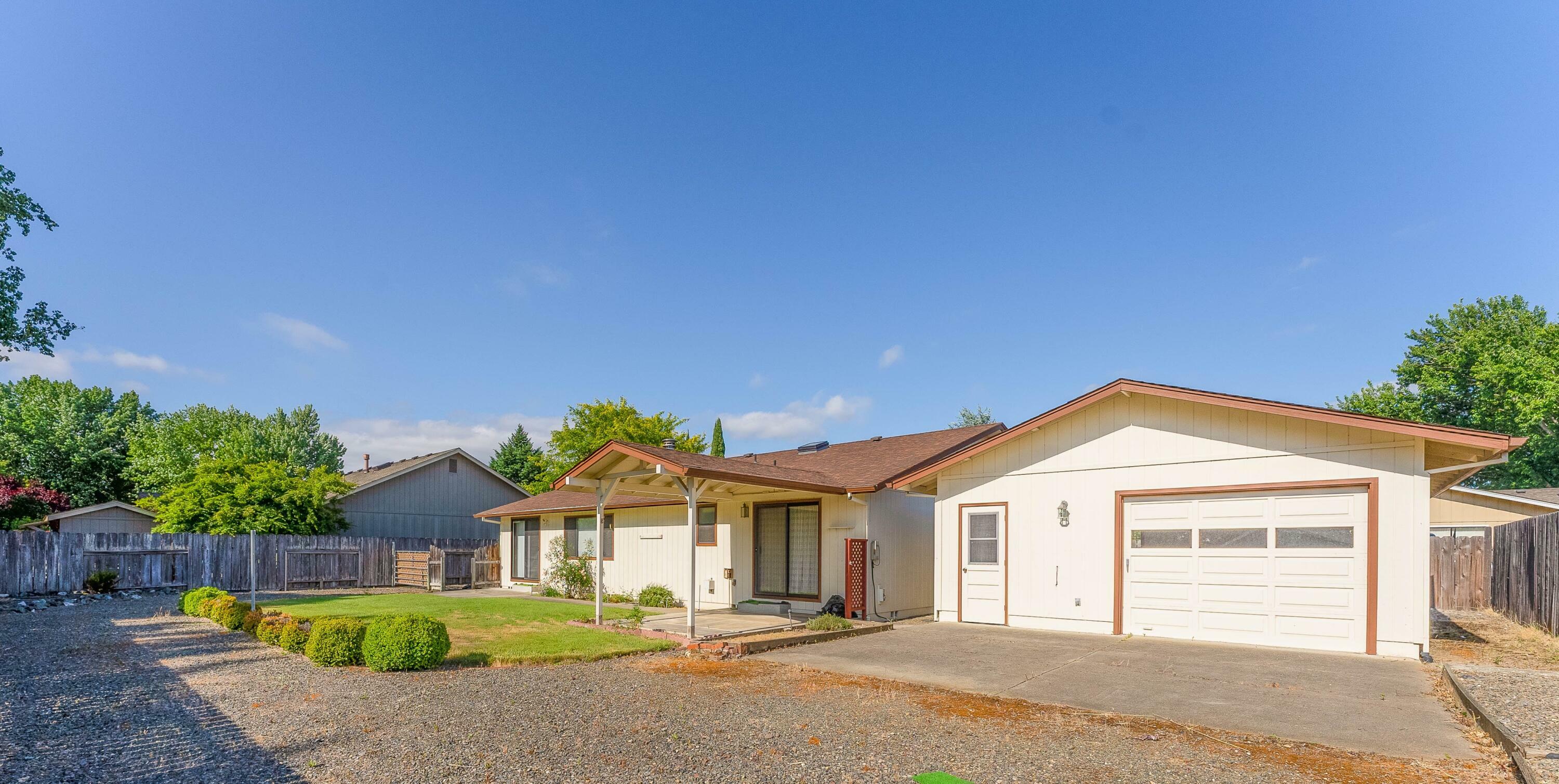 Property Photo:  2900 Lois Lane  OR 97527 