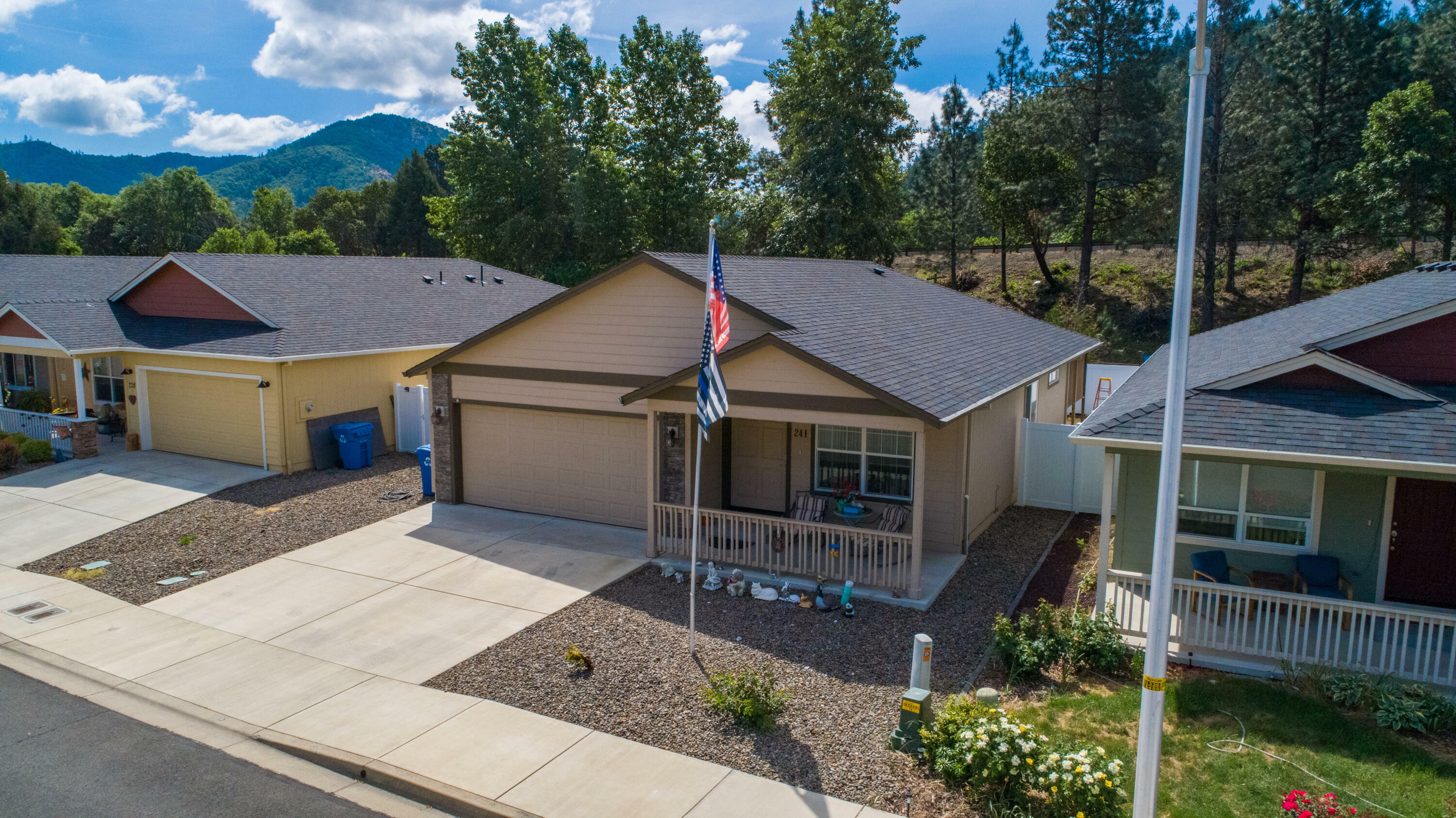 Property Photo: 241 Westbrook Drive OR 97537