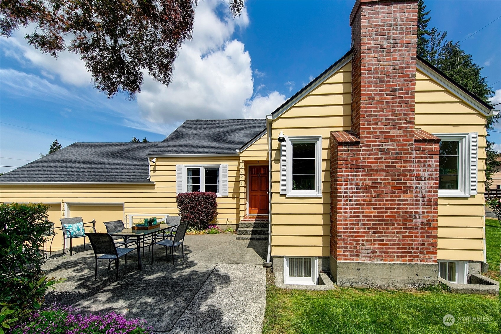 Property Photo:  3706 NE 140th Street  WA 98125 