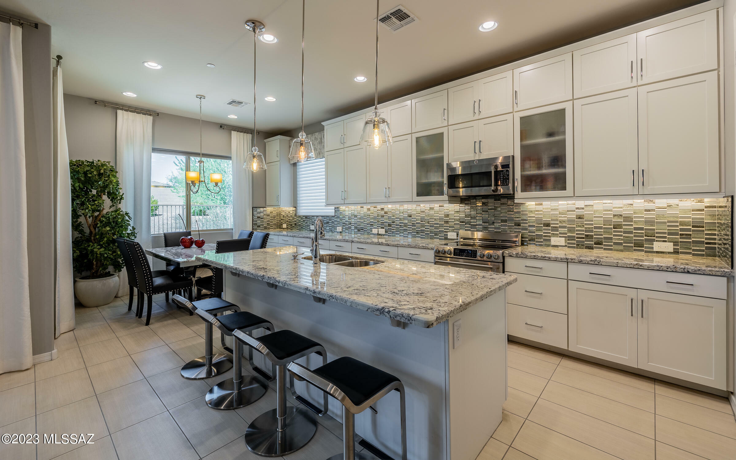 Property Photo: 13409 N Silver Cassia Place AZ 85755