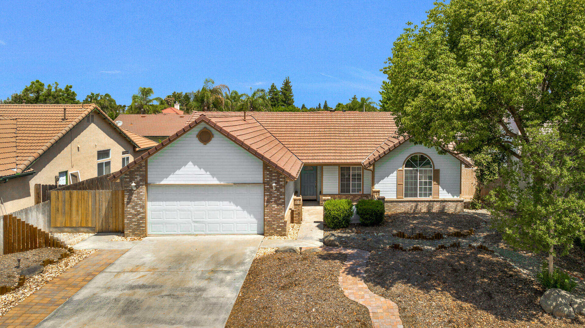 Property Photo:  2520 W Porter Creek Avenue  CA 93257 