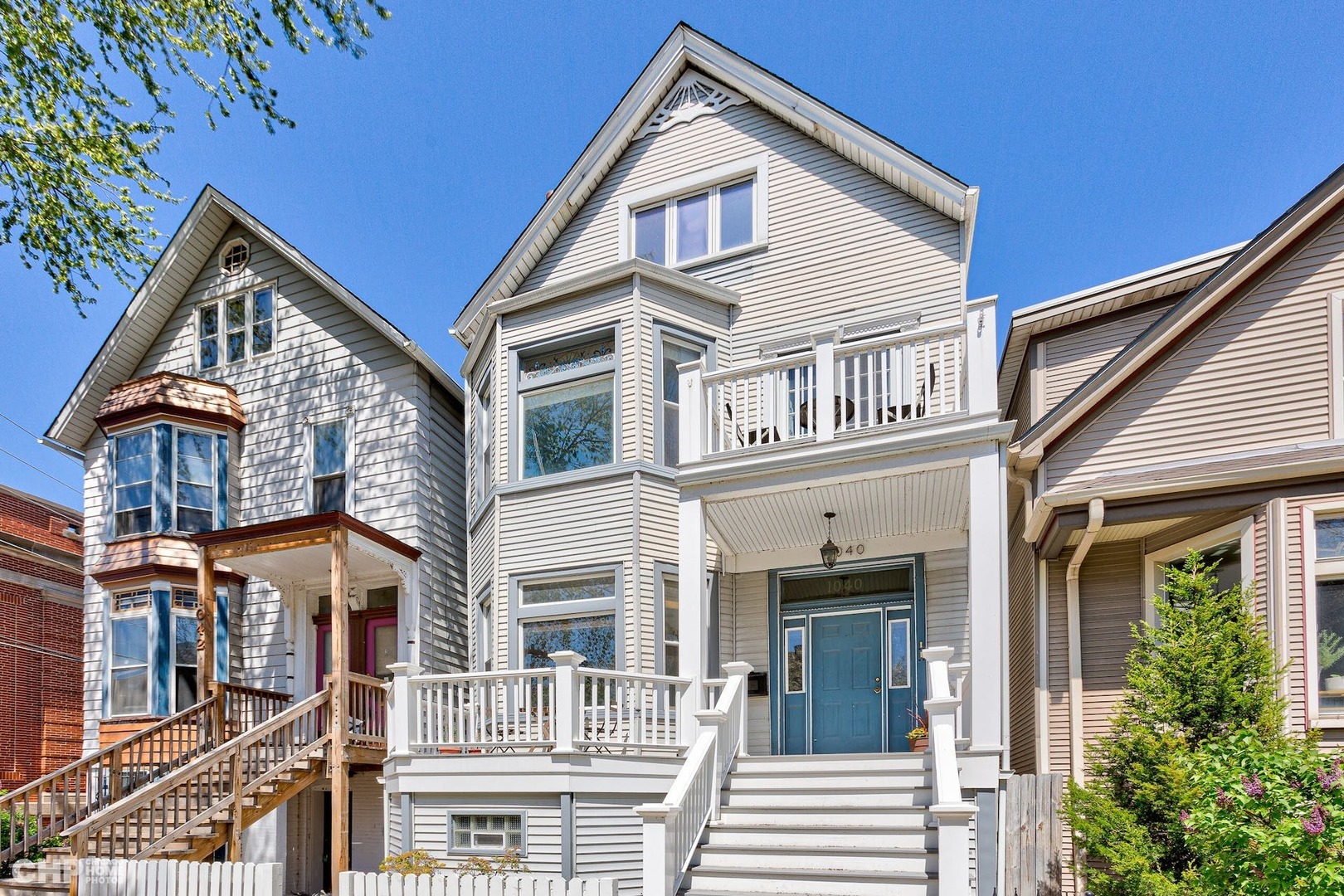 Property Photo: 1040 W Newport Avenue IL 60657