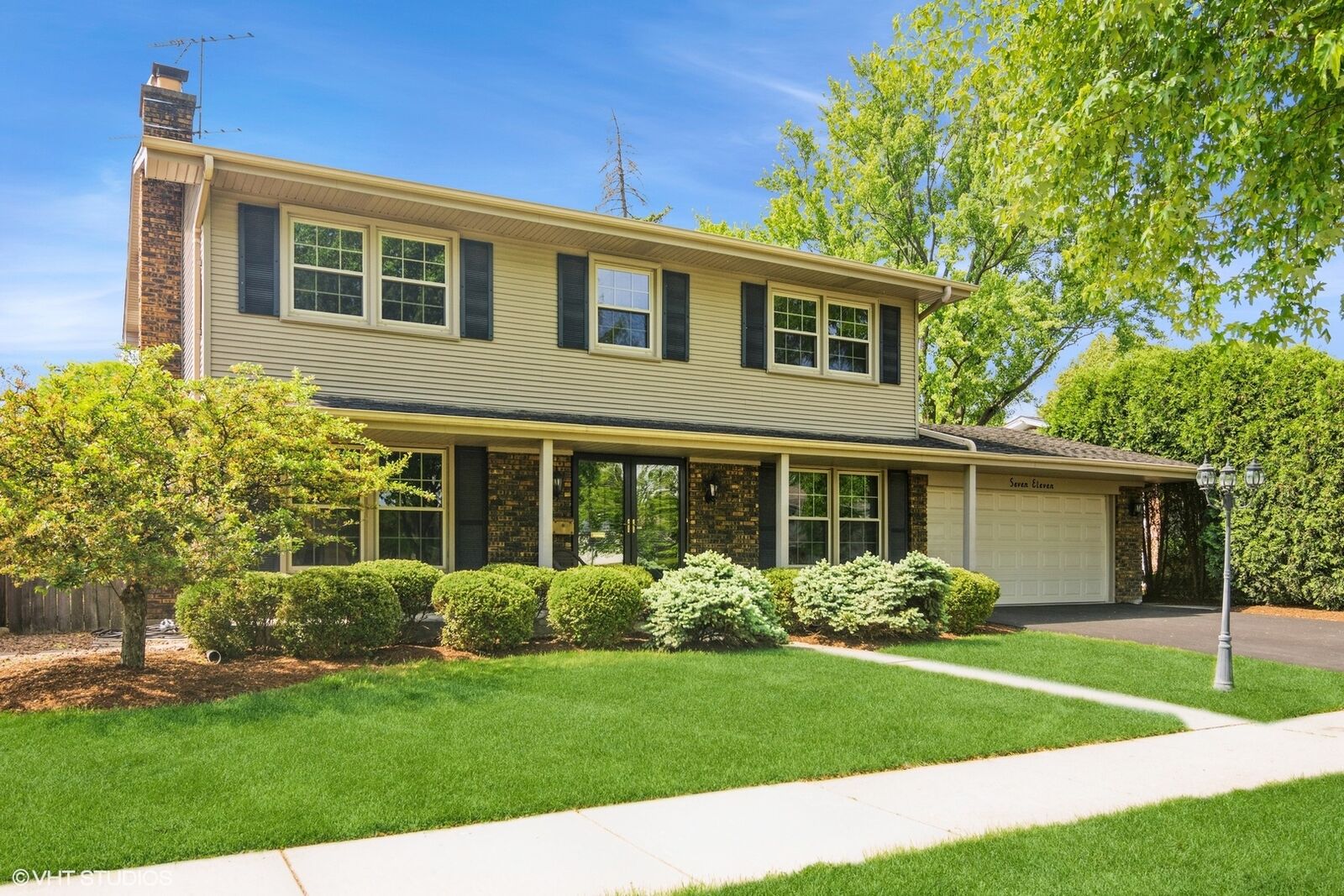 Property Photo: 711 E Ivy Lane IL 60004