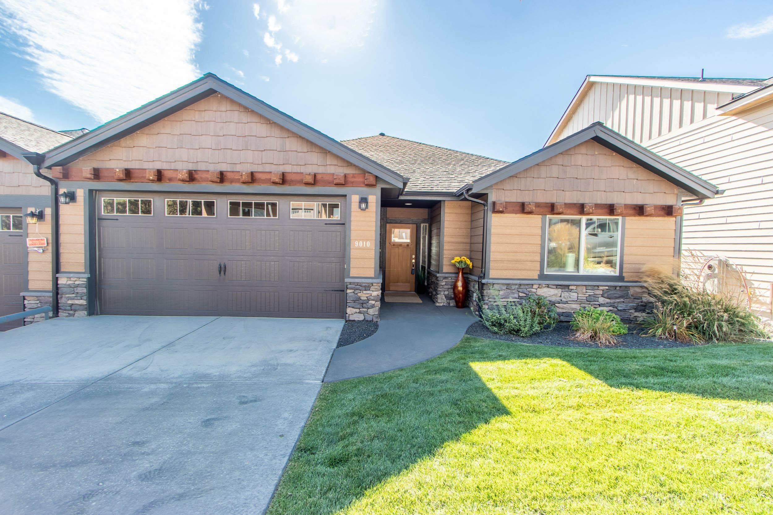 Property Photo: 9010 E Courtview Ln WA 99217