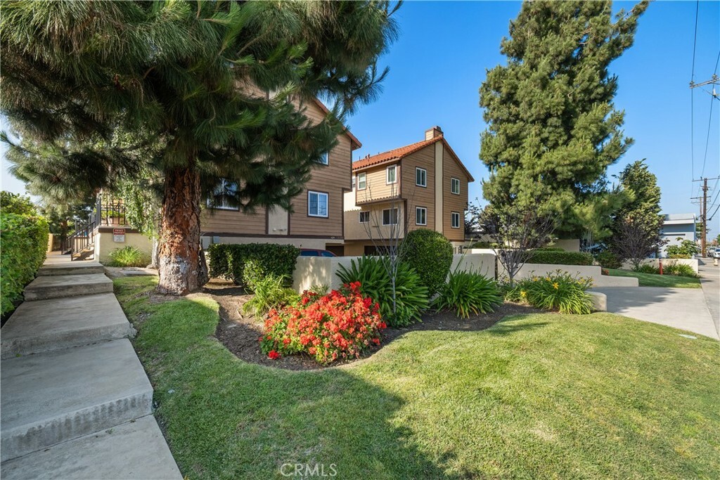 Property Photo:  629 E 219th Street 7  CA 90745 