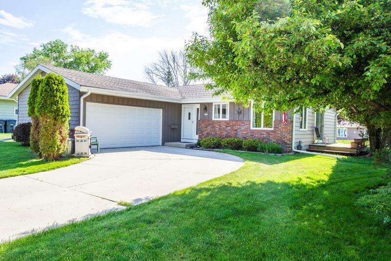Property Photo: 2852 N Apache Rd WI 53083