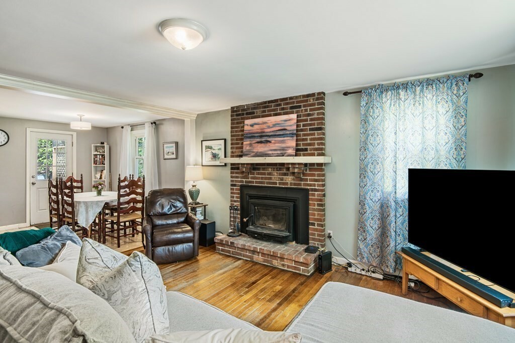 Property Photo:  4 Newton Rd  MA 01930 