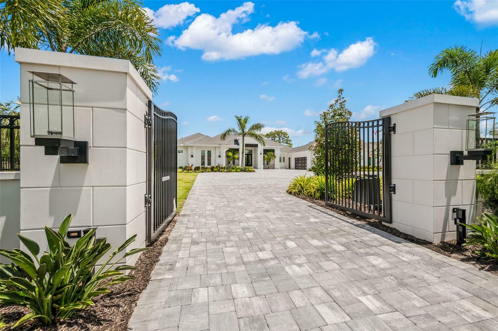 Property Photo: 8423 Lindrick Lane FL 34202