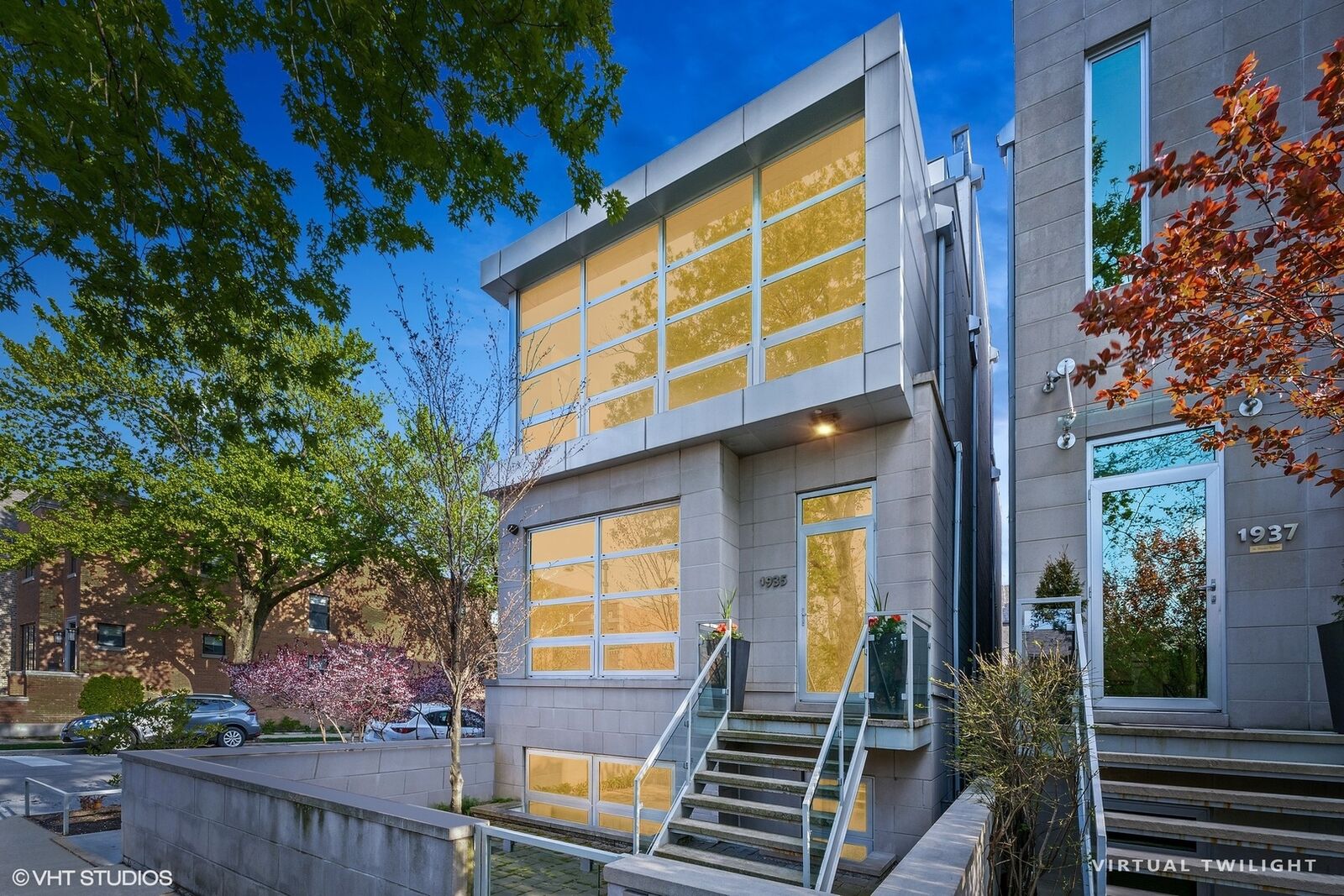 Property Photo:  1935 W Dickens Avenue  IL 60614 