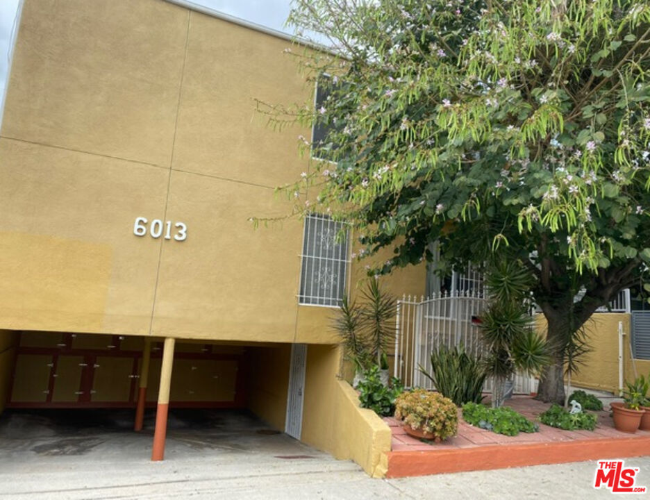 Property Photo:  6013  Carlton Way 6  CA 90028 