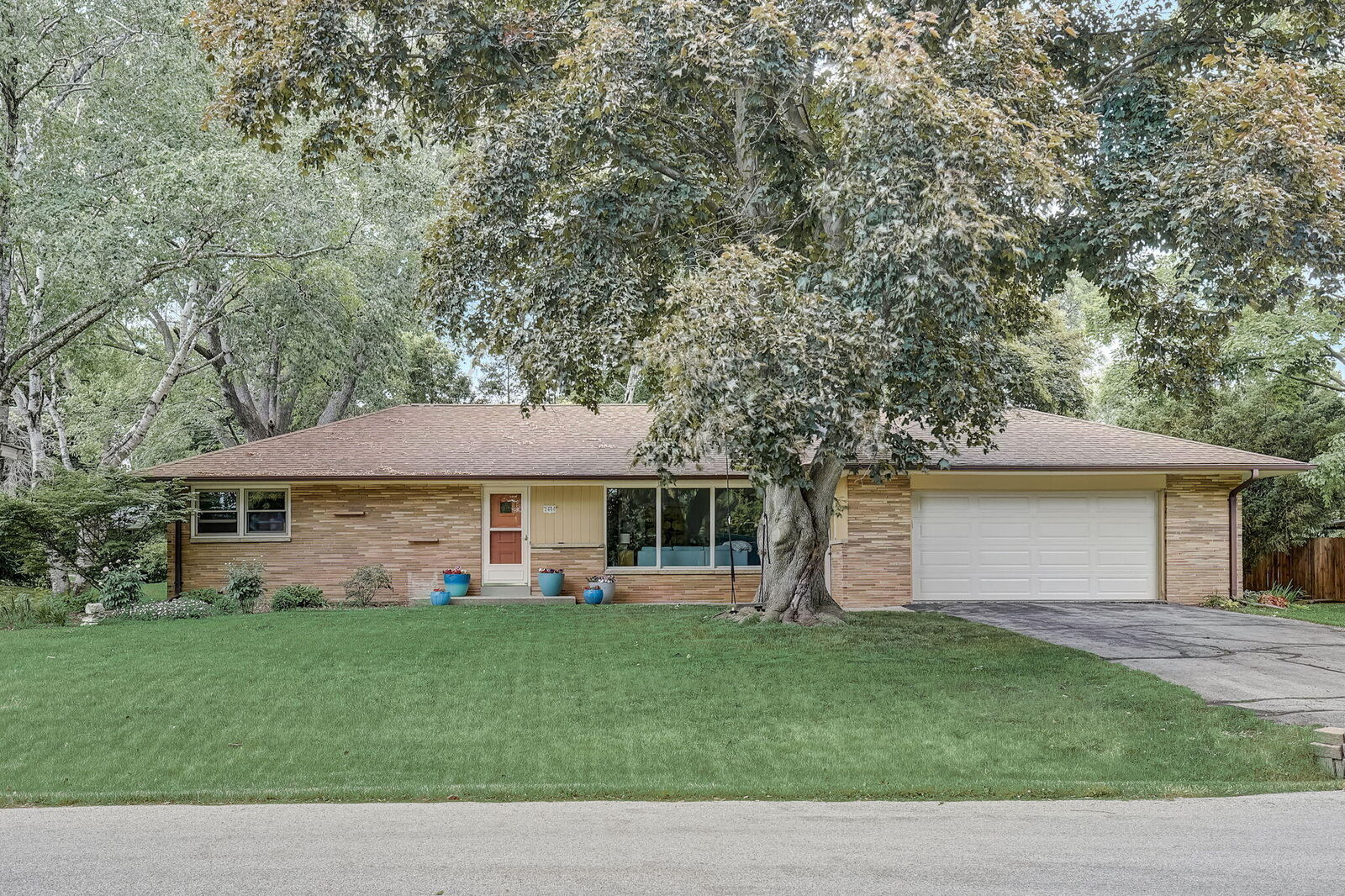 Property Photo:  2400 W Apple Tree Rd  WI 53209 