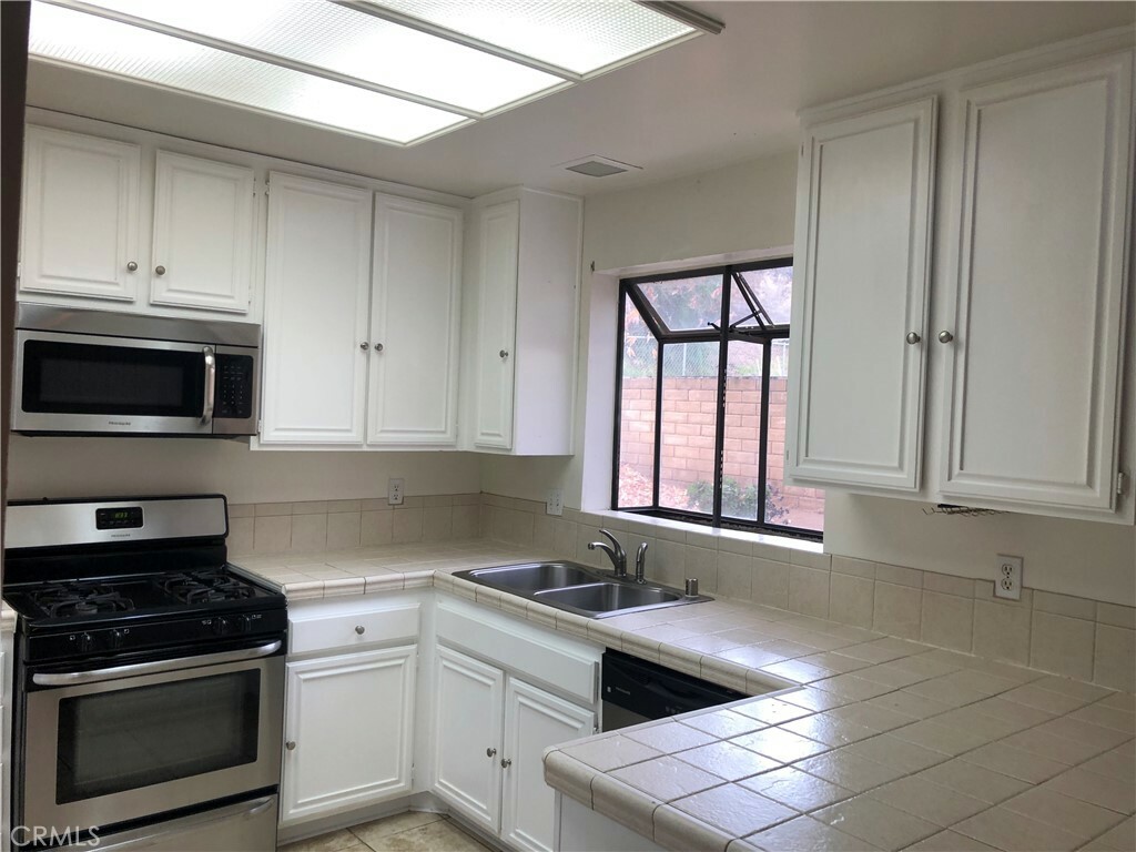 Property Photo: 548 W Avenue Q12 W CA 93551