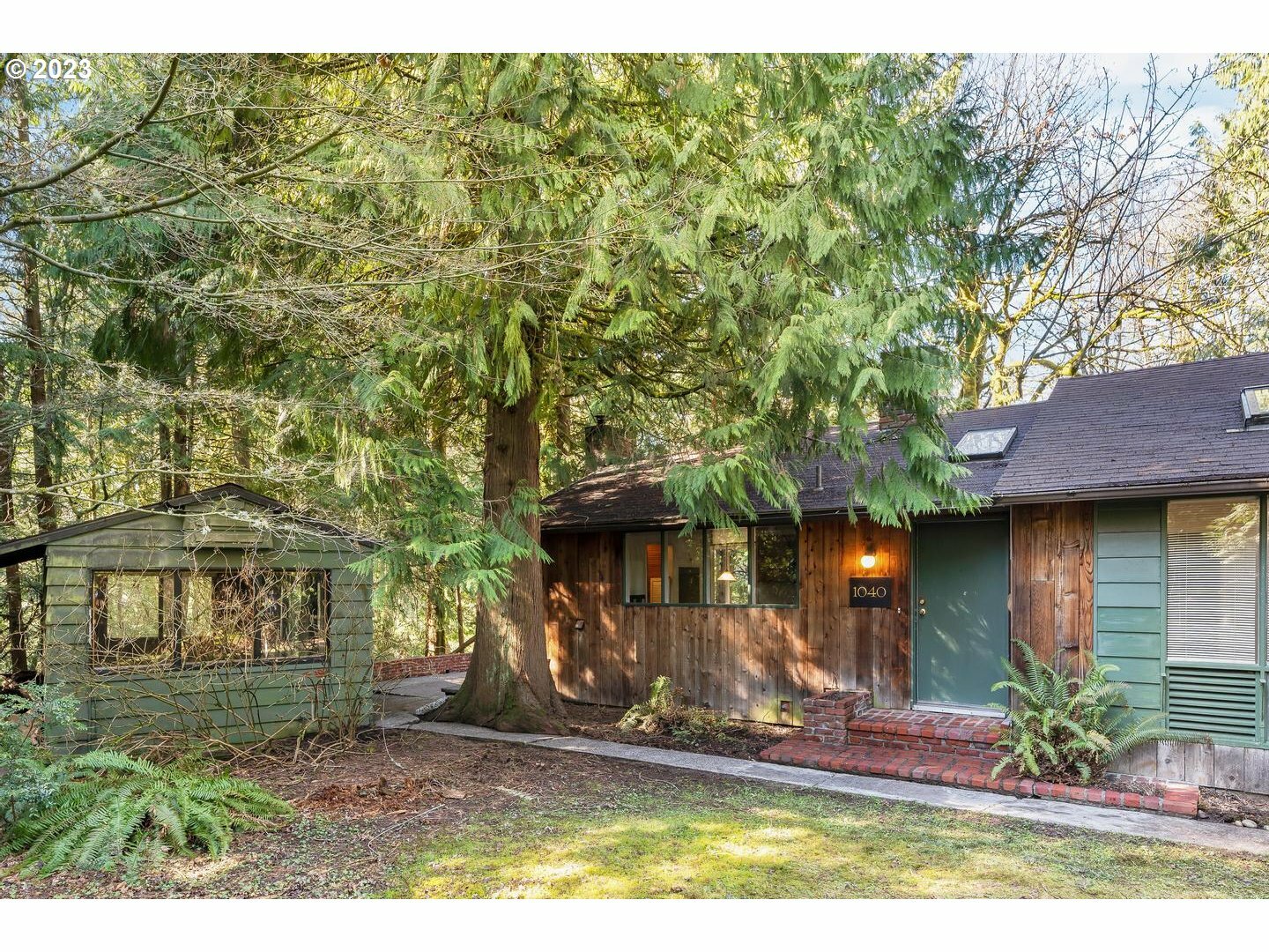 1040 SW Dolph Ct  Portland OR 97219 photo