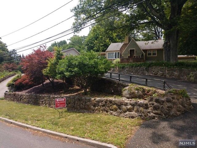 Property Photo:  142 Highview Avenue  NJ 07506 