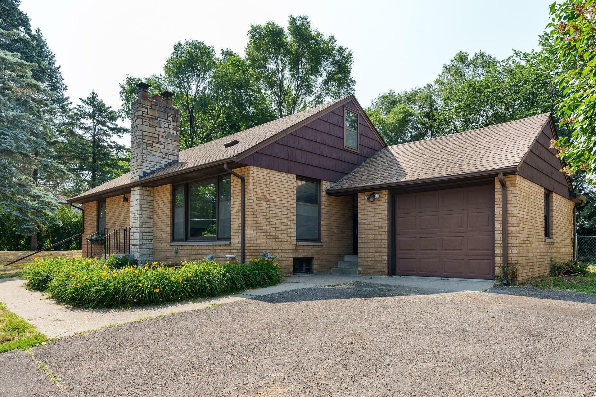 Property Photo:  1000 Woodhill Drive  MN 55113 