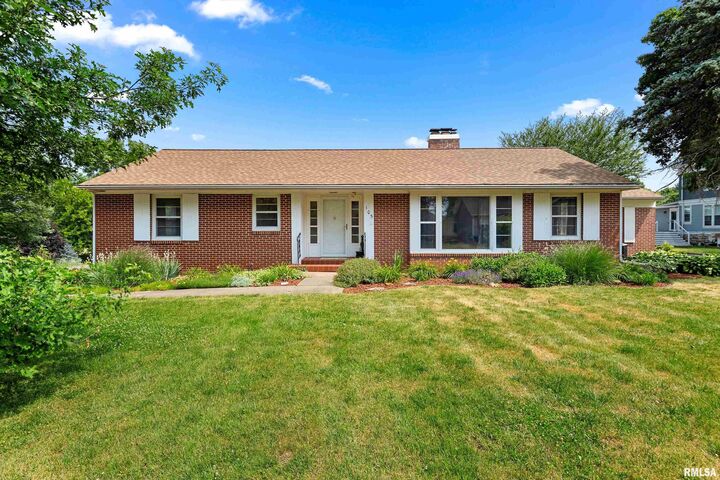 105 W Ash Street  Elmwood IL 61529 photo