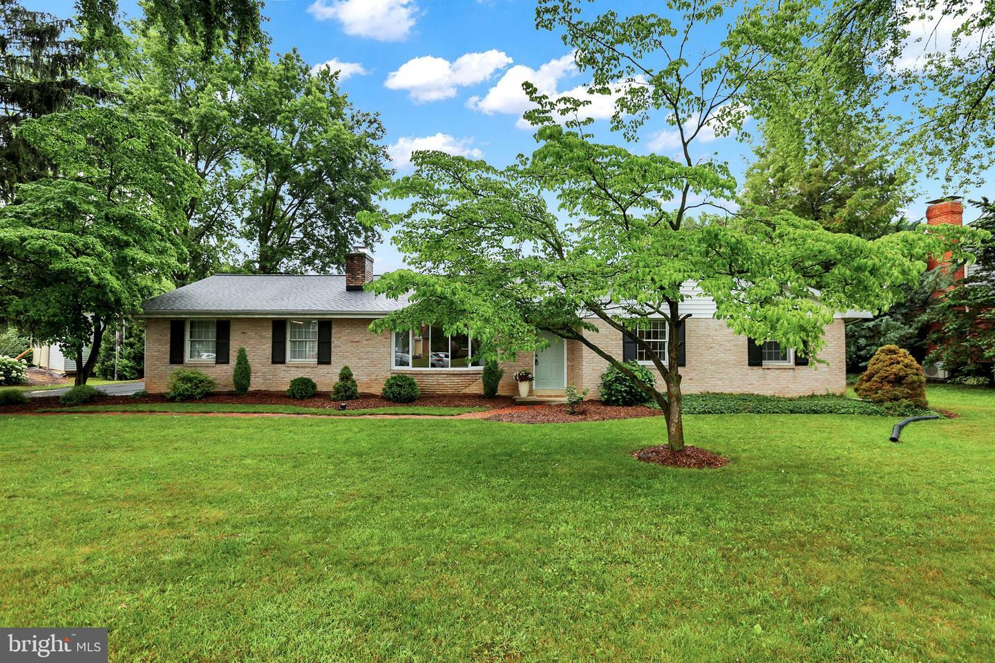 Property Photo:  264 School Lane  PA 17552 