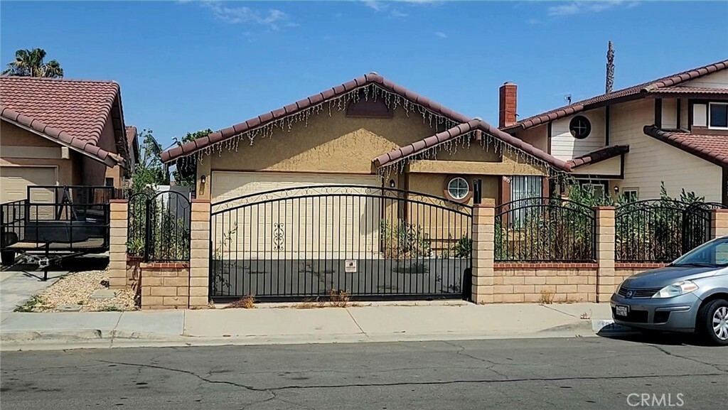 Property Photo:  1915 Summertree Drive  CA 92571 