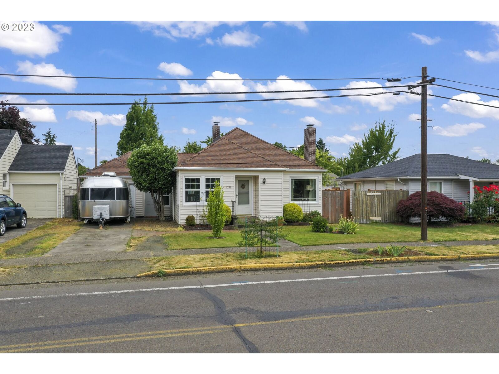 Property Photo: 1211 Queen Ave SW OR 97321