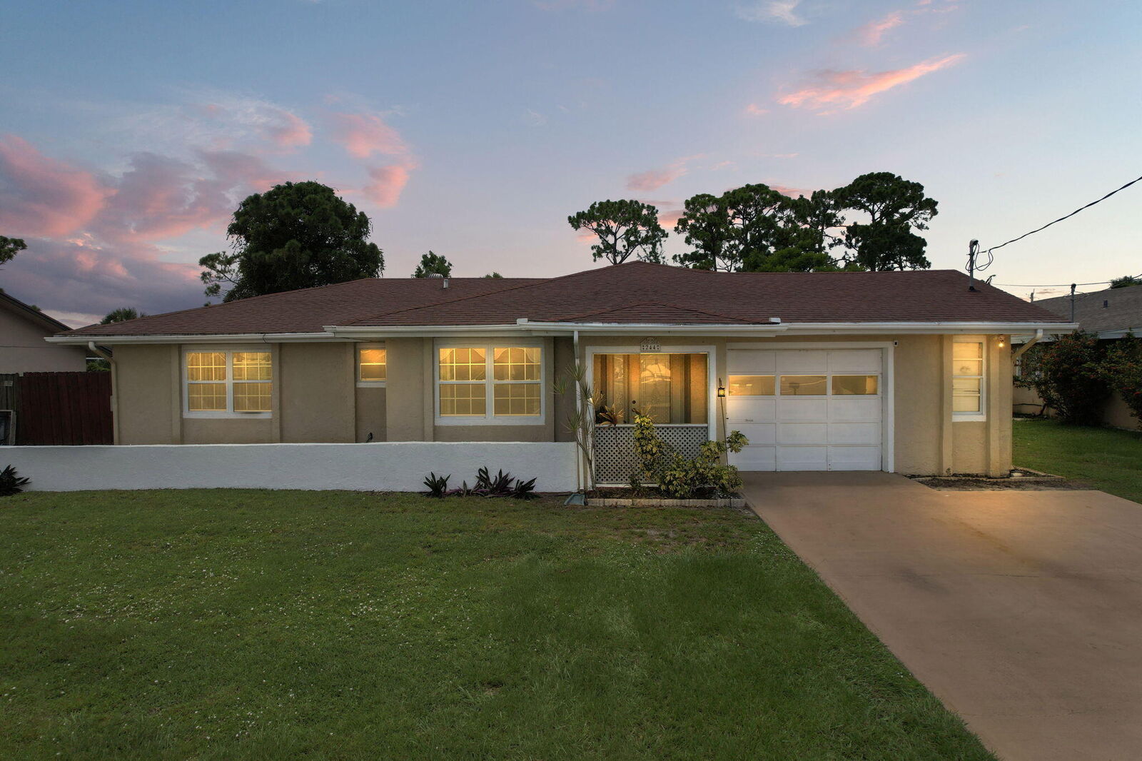 Property Photo: 244 SE Thornhill Drive FL 34984