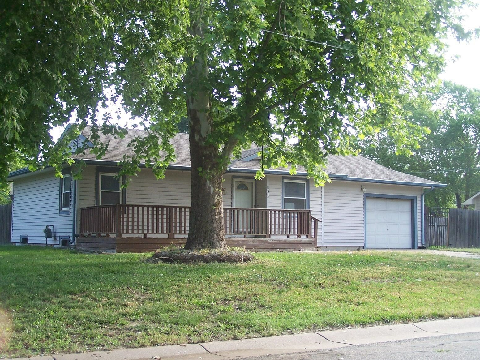 Property Photo:  806 Gardner Ct  KS 67010 