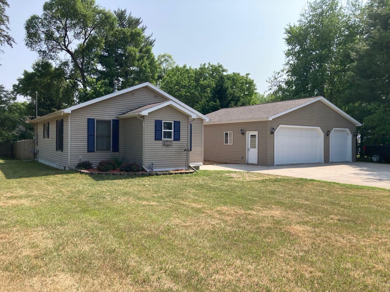 Property Photo: 903 W Deer Street MI 48624