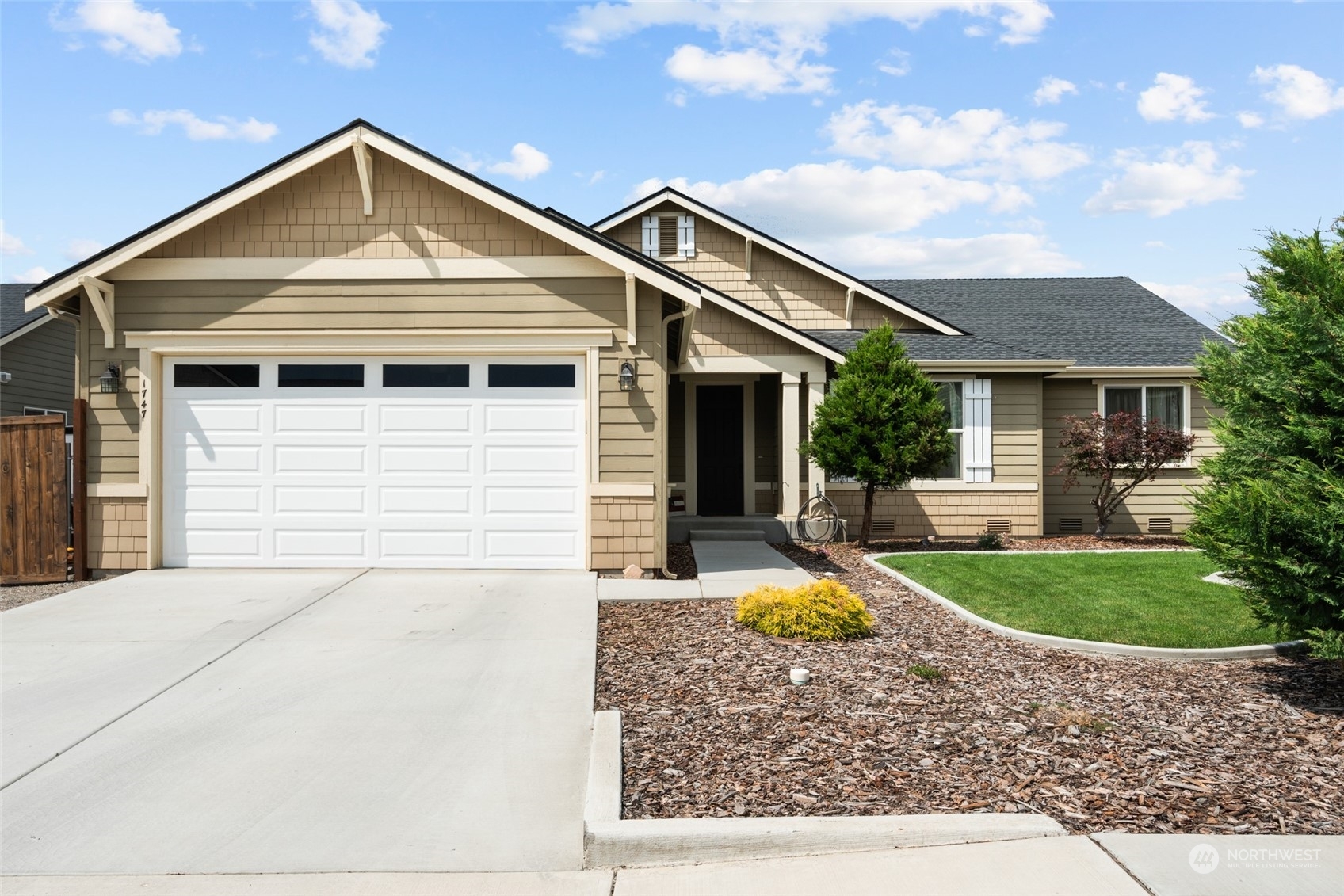Property Photo: 1747 S Blanchard Loop WA 98802
