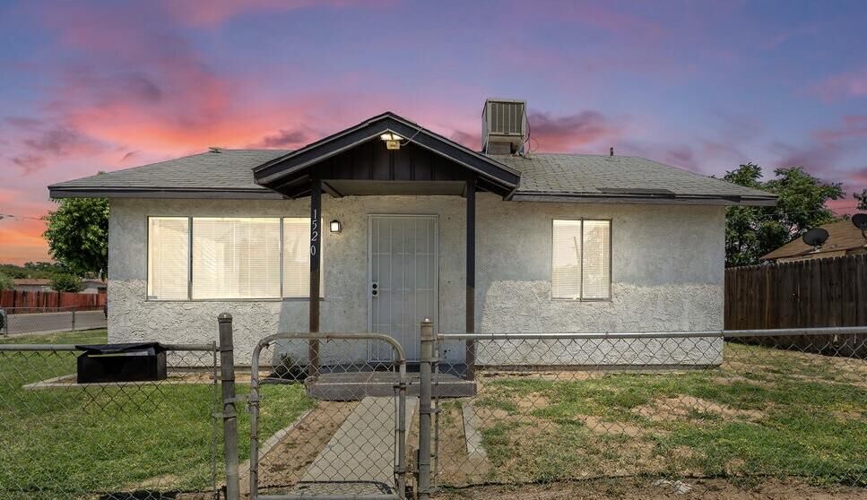 Property Photo: 1520 Belmont Street CA 93215