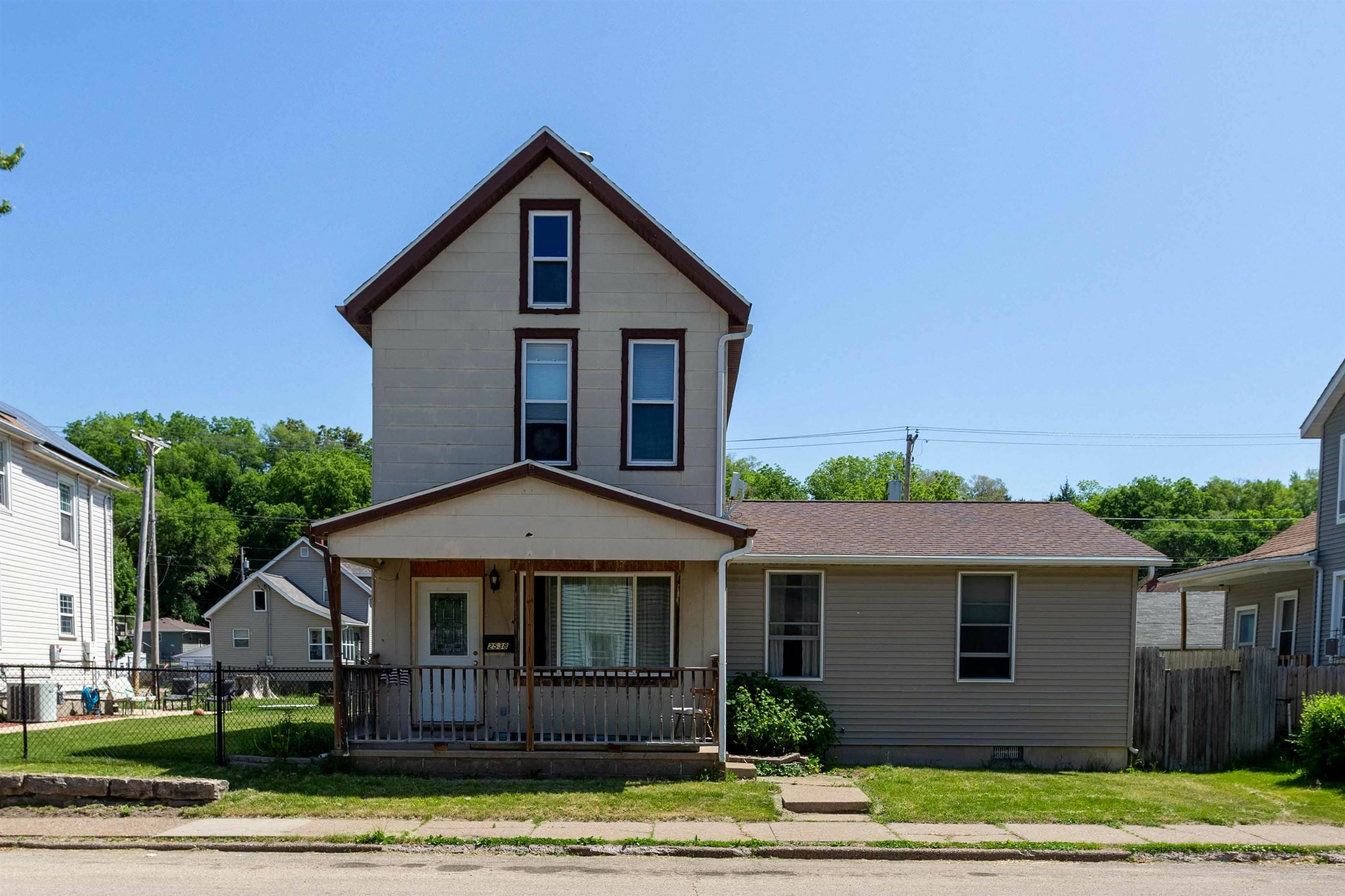 Property Photo:  2538 Washington Street  IA 52001 