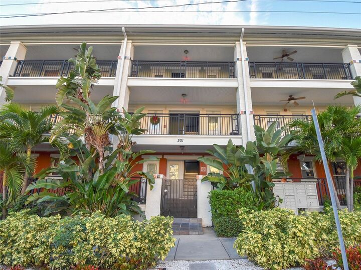 Property Photo: 201 6th Street S 203 FL 33701