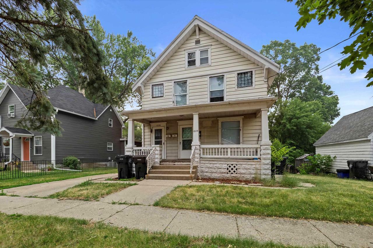 Property Photo:  1219 Bluff Street  WI 53511 