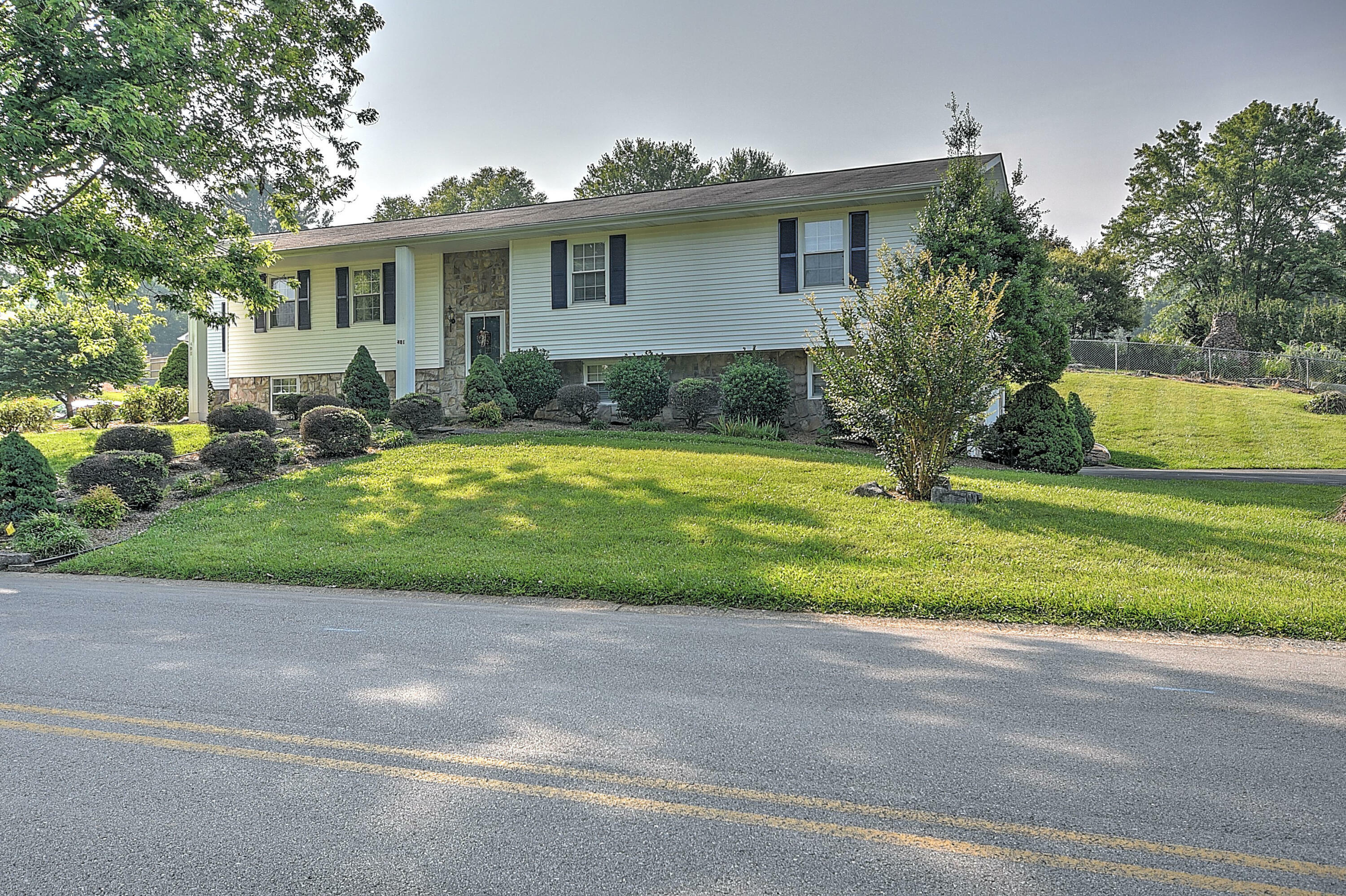 Property Photo:  401 Oak Hills Parkway  TN 37743 