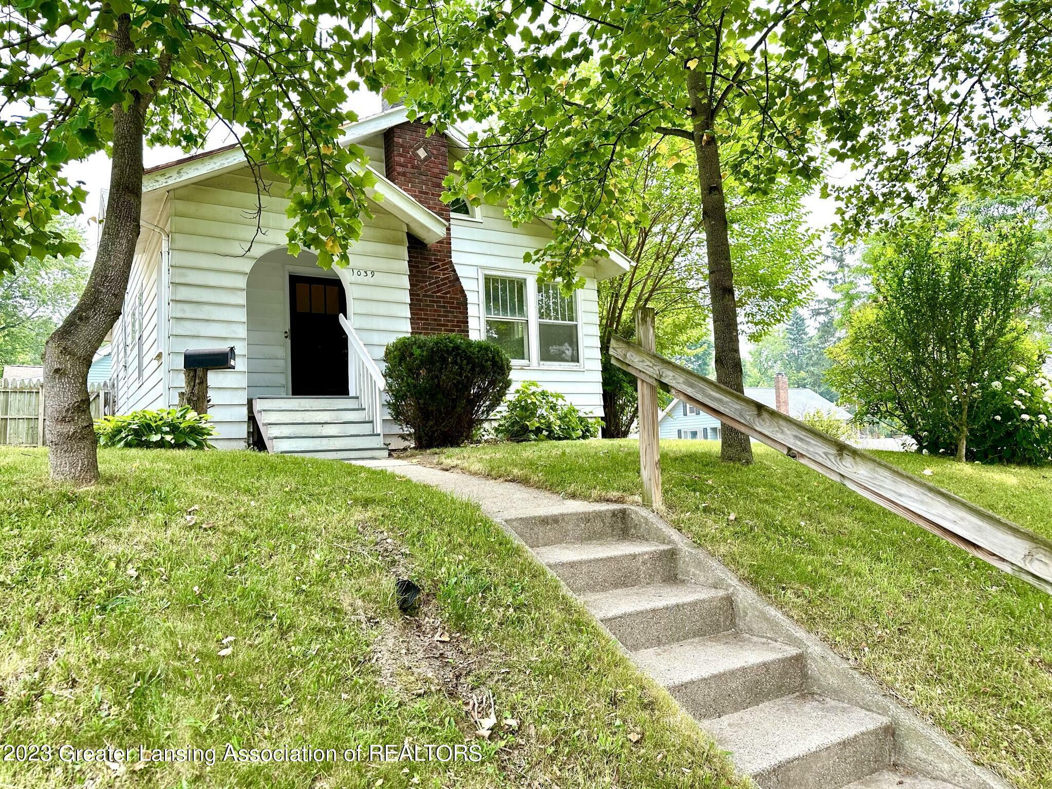 Property Photo:  1039 Morgan Street  MI 48912 