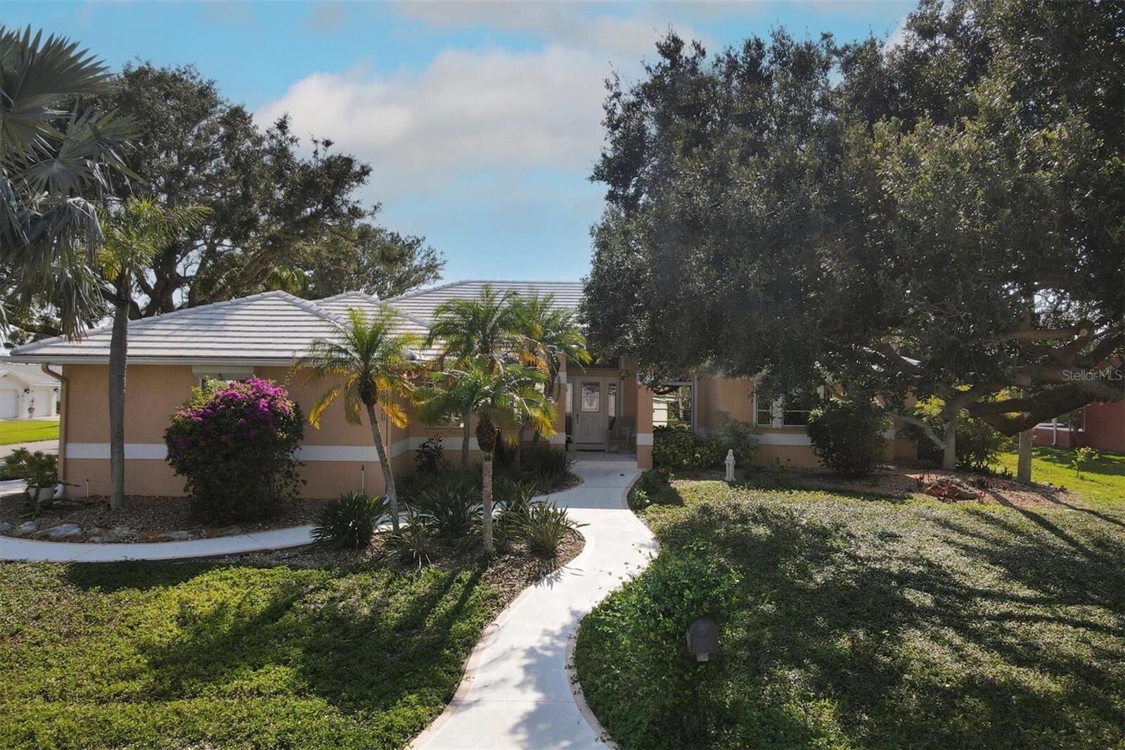 Property Photo:  626 Hibiscus Drive  FL 34285 