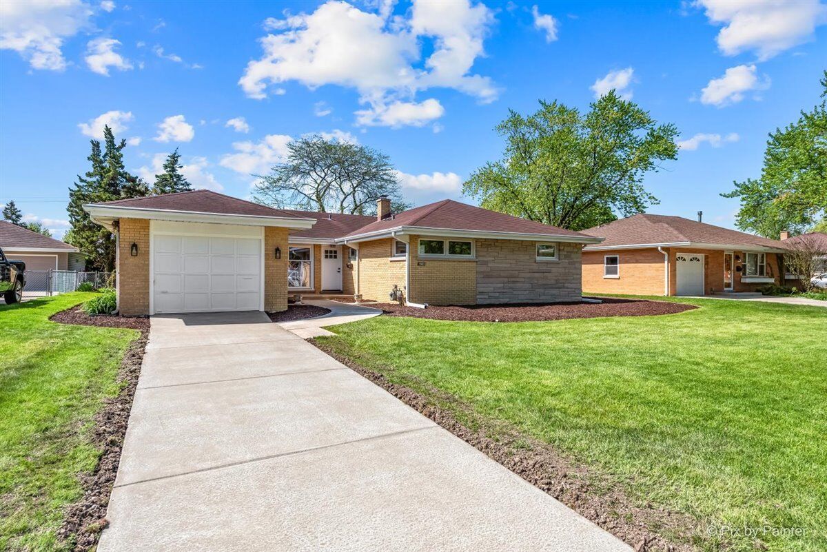 Property Photo: 236 Tee Lane IL 60108