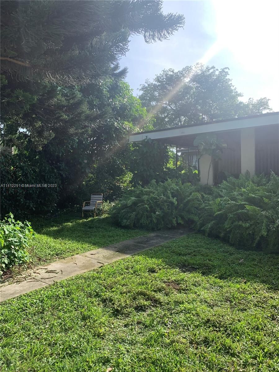 Property Photo: 1912 N 42nd Ave FL 33021
