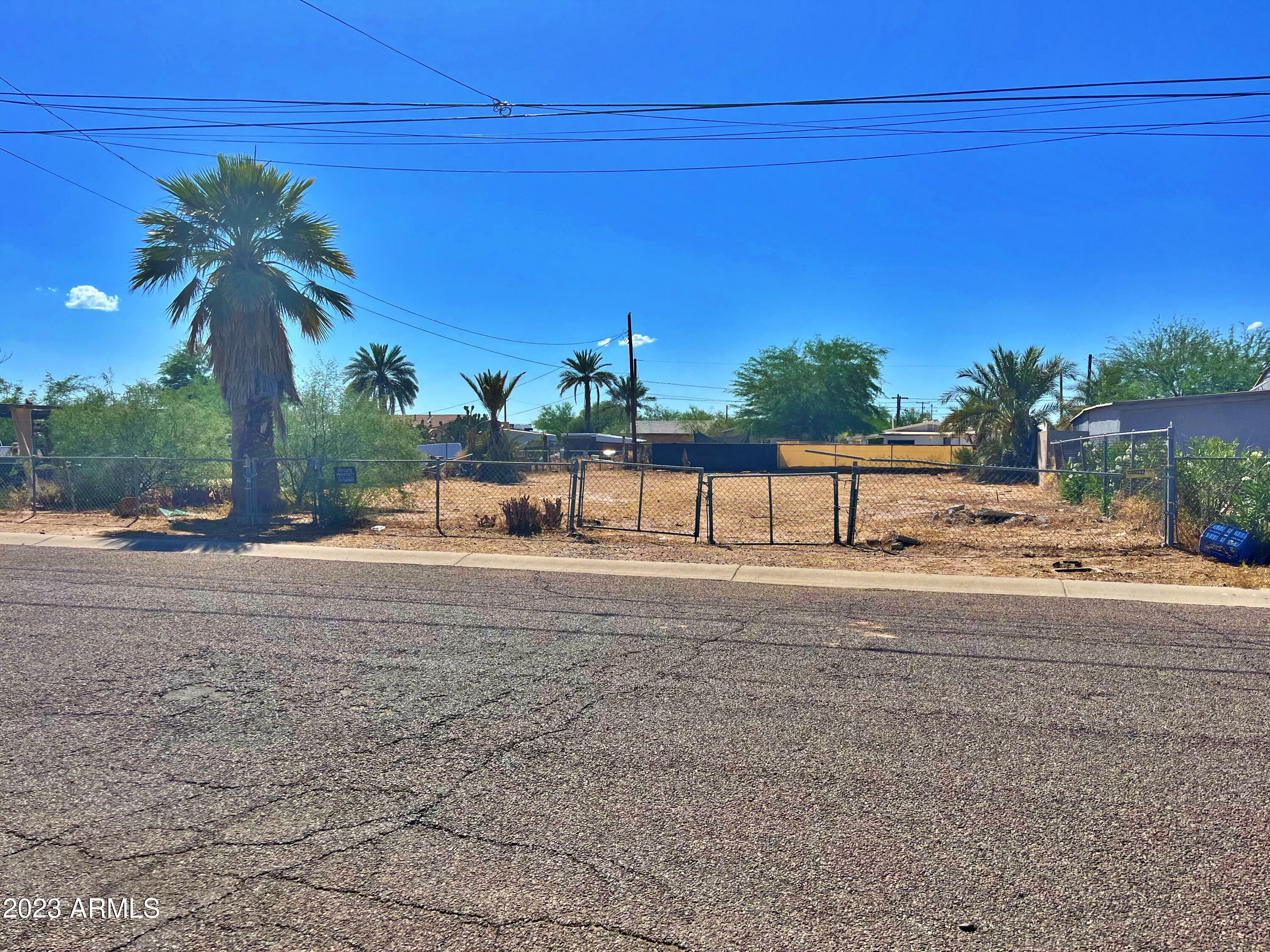 Property Photo:  313 S Top And Bottom Street -  AZ 85122 