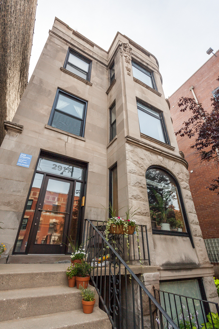 Property Photo: 2917 N Halsted Street 2 IL 60657