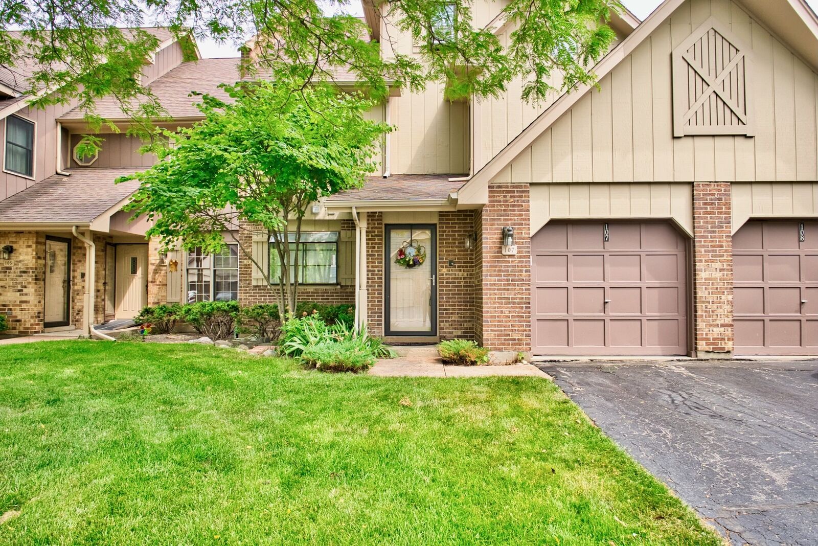 Property Photo: 107 Country Lane IL 60016