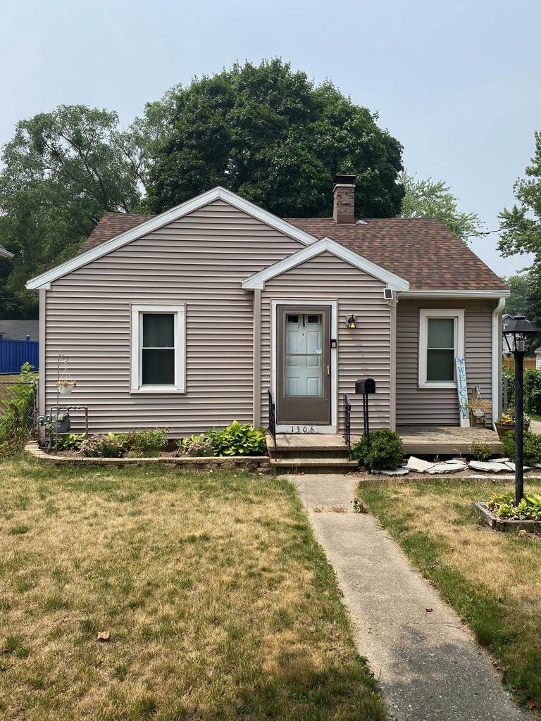 Property Photo:  1306 Oak Street  WI 53511 