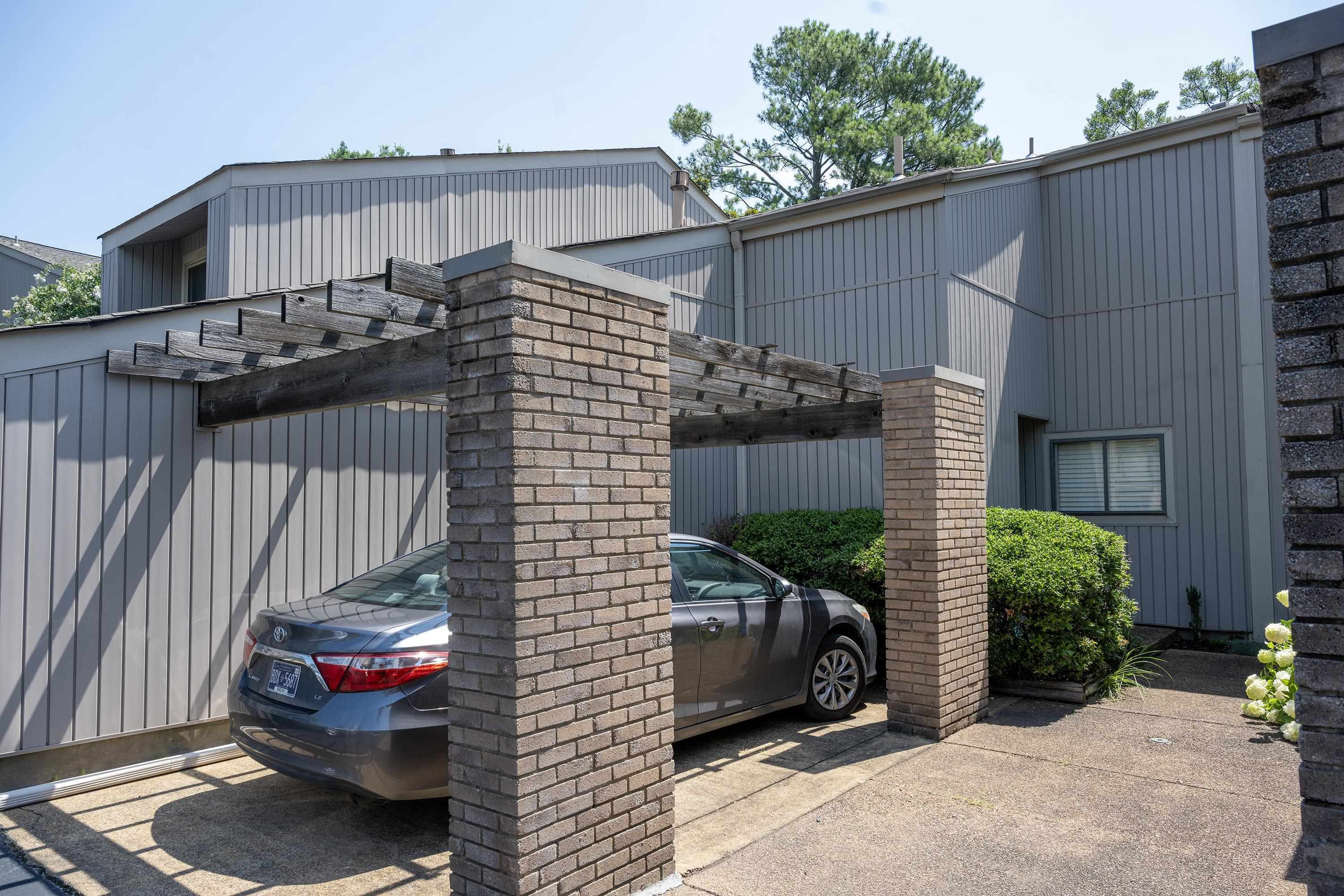 Property Photo: 828 Creekside Dr TN 38117
