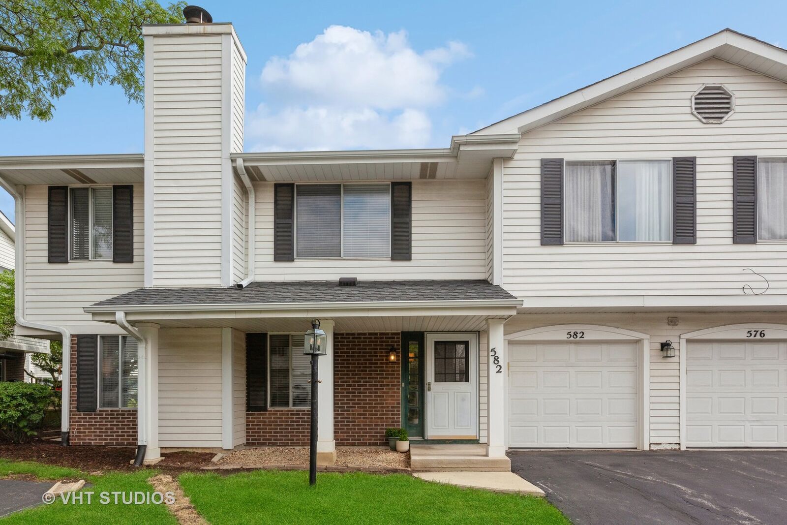 Property Photo: 582 Willowcreek Court 582 IL 60514