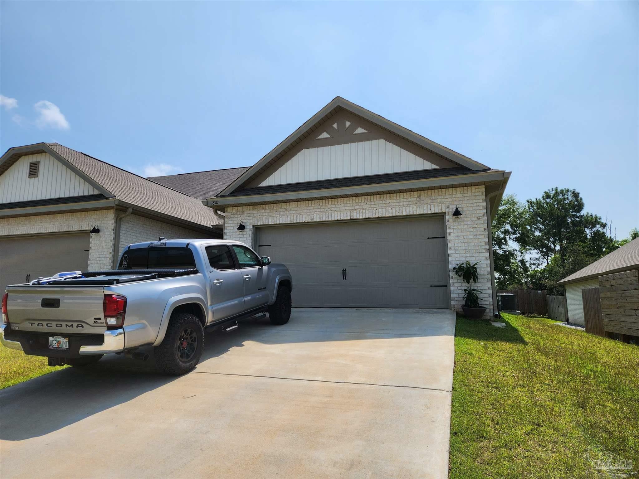 Property Photo: 1870 Finch Ln FL 32533