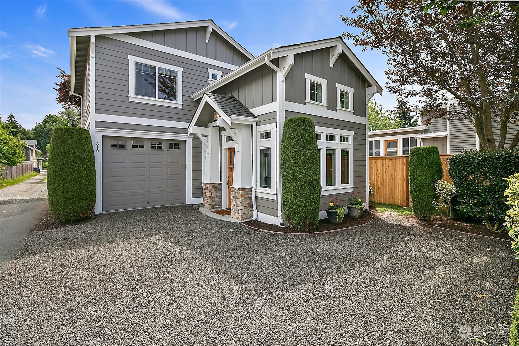 Property Photo:  610 10th Avenue B  WA 98033 