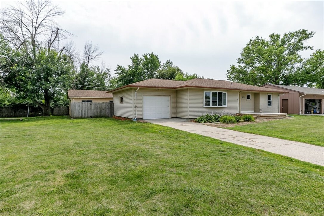 Property Photo:  300 8th Avenue  IA 50244 