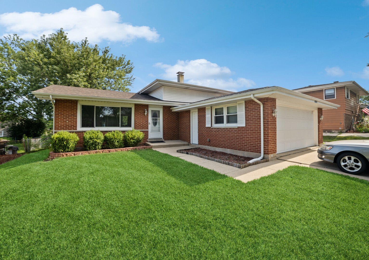 Property Photo:  684 Catalpa Lane  IL 60103 