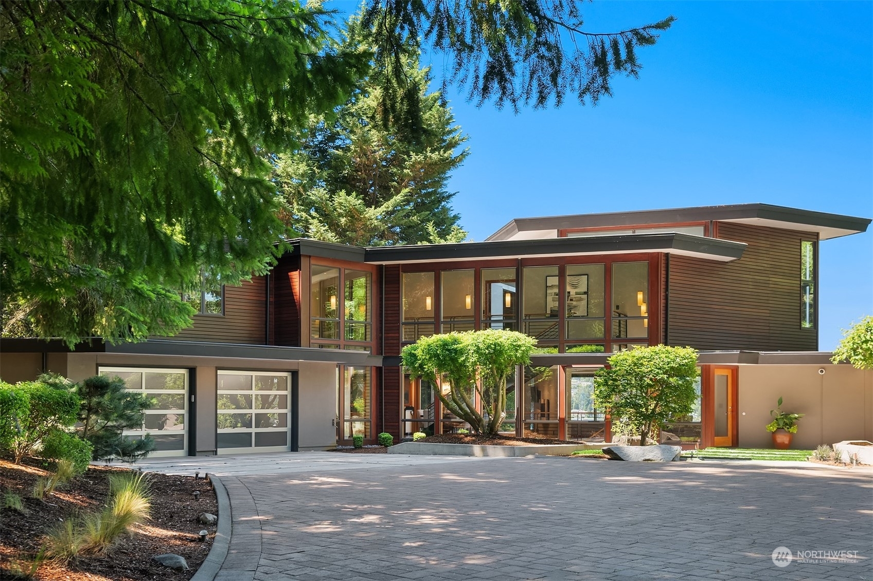 Property Photo:  1811 E Lake Sammamish Parkway SE  WA 98075 